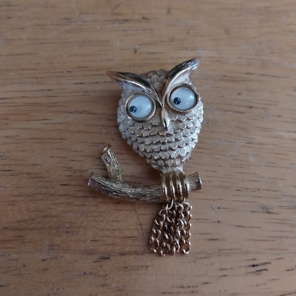 Vintage Avon women's owl googly eye brooch pin
